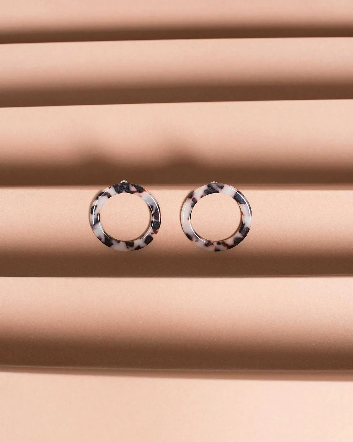 Isla Hoops Ash Blonde Tortoise